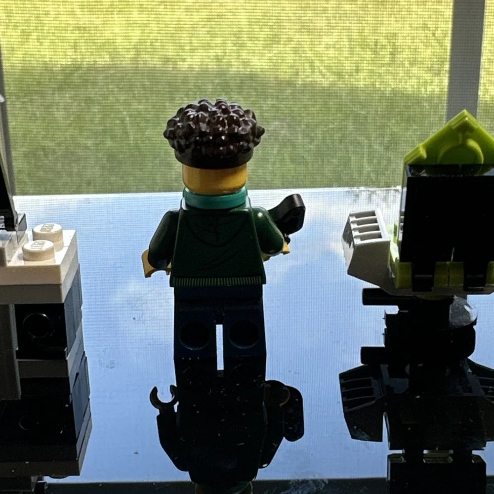 LEGO Gamer Minifigure Desk Laptop‎ Chair Controller Custom Build